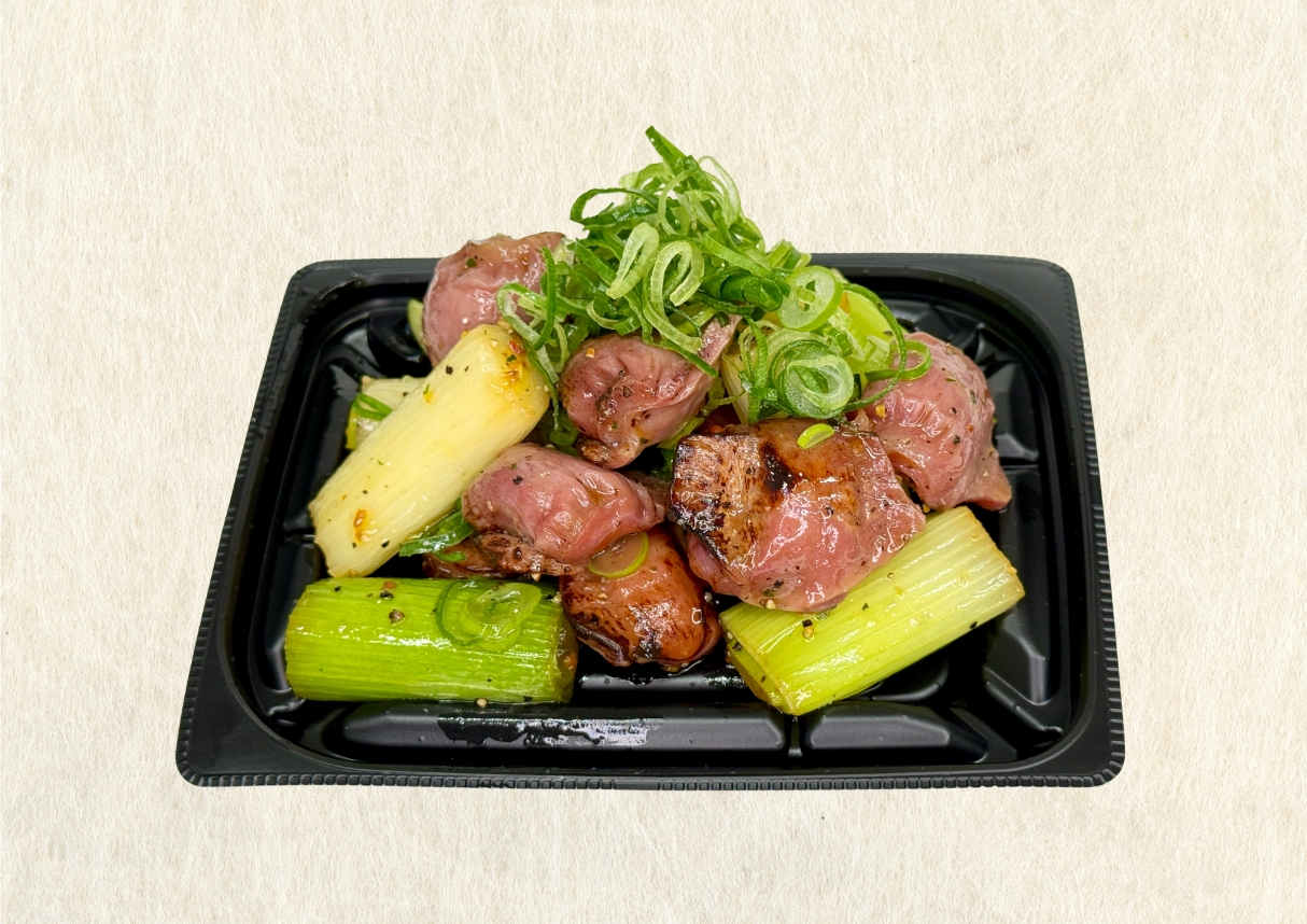 揚げシュウマイ(奥)・上州麦豚串カツ(手前)